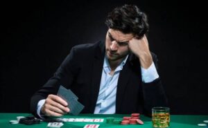 Mẹo Chơi Poker Không Bị Bắt Bài - Biến Mình Thành Ẩn Số