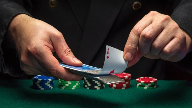 Tại sao che giấu "Tell" lại là chìa khóa vàng trong Poker?